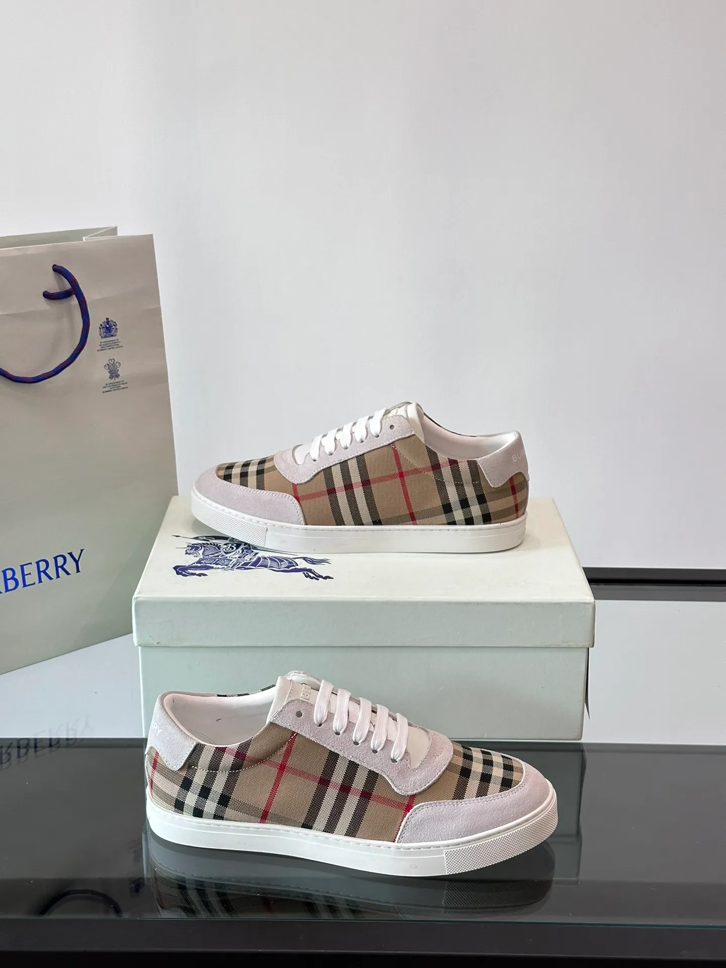 P380▫️B’s men’s classic low-top sneakers are reinterpreted in Vintage plaid cotton and cowhide materials, and decorated with a new brand logo. First-layer sheepskin lining, heel decorated with Burberry letter embossed logo, original outsole Size: 38-44 (45 customized) No. 068